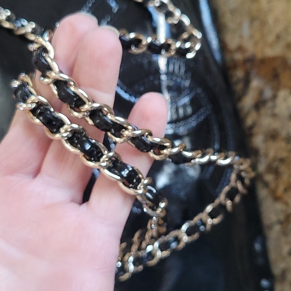 Chanel black patent rock & chain. Authentic. In excellent condition. - Picture 10 of 11